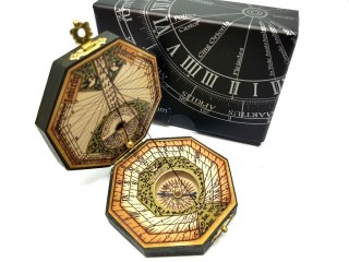 Oktagonalny Zegar Słoneczny z Kompasem – Motyw Historyczna Nawigacja – 7,3 x 2 cm