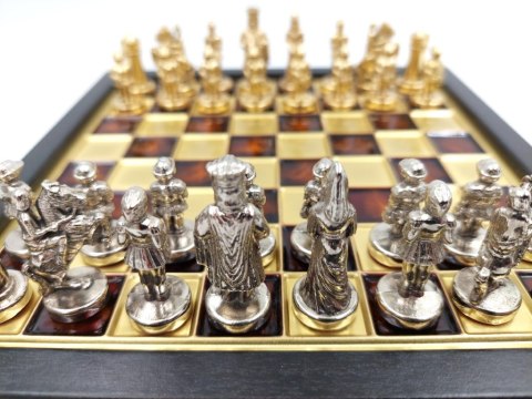 Szachy Metalowe z mosiężną szachownicą – Motyw Dynastia Macedońska – 20 x 20 cm