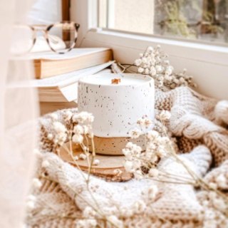 Świeca Sojowa w Ceramice: White & Sand (Personalizowany Zapach) – 230 ml