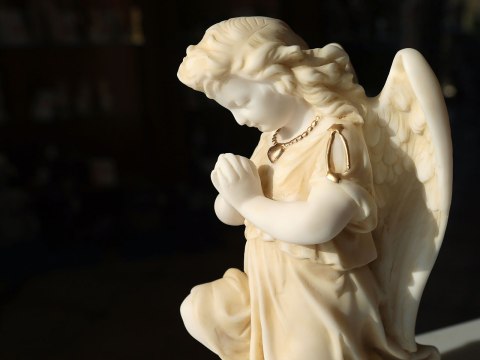 Rzeźba Dekoracyjna - Modlący się Anioł (Alabaster Grecki) - 25 cm