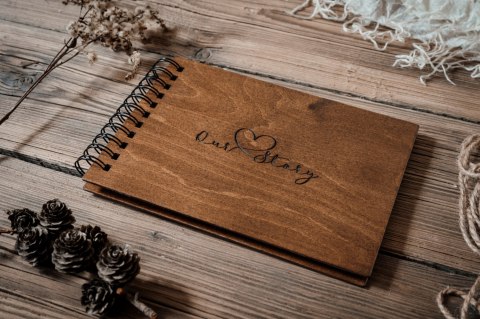 Album Drewniany na Zdjęcia - Our Story – 22x30 cm