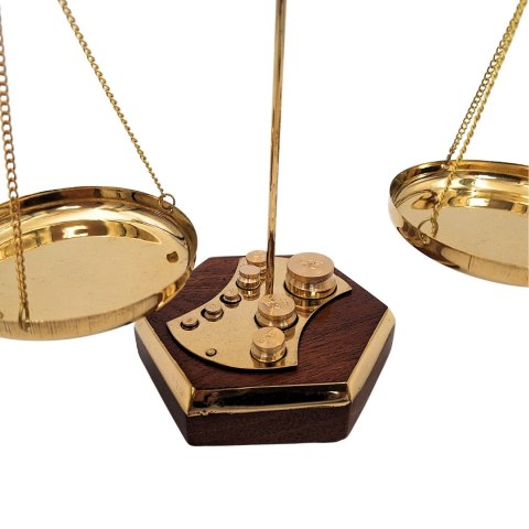 Złota Rzeźba Dekoracyjna na Podstawie - Waga Szalkowa z Odważnikami - 24 cm