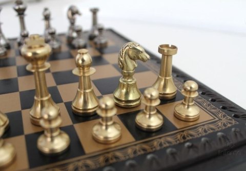 Szachy Mosiężne – Motyw Włoski Prestiż – 28 x 28 cm