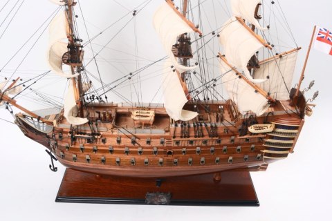 Model Żaglowca HMS Victory na Drewnianej Podstawie – 97 cm