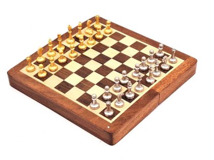 Szachy Mosiężne w Drewnianej Kasecie – Gra Podróżna – 18 cm