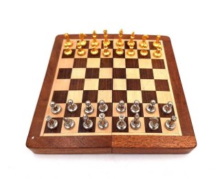 Szachy Mosiężne w Drewnianej Kasecie – Gra Podróżna – 18 cm