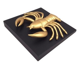 Złota Rzeźba Dekoracyjna na Drewnianej Podstawie – Znak Zodiaku Rak – Wys. 29 cm