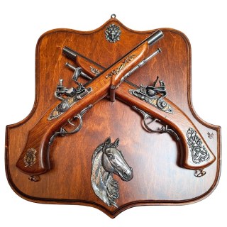 Dwa Pistolety Skałkowe na Wieszaku – Motyw Arystokratyczny Pojedynek – 45 x 44 cm