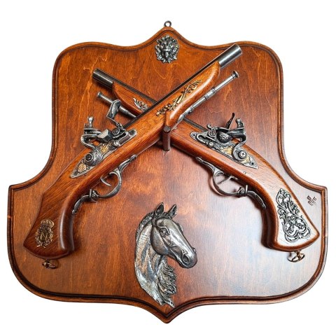 Dwa Pistolety Skałkowe na Wieszaku – Motyw Arystokratyczny Pojedynek – 45 x 44 cm