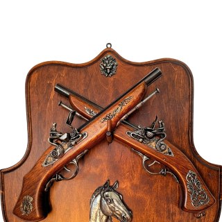 Dwa Pistolety Skałkowe na Wieszaku – Motyw Arystokratyczny Pojedynek – 45 x 44 cm