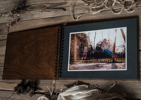 Album Drewniany na Zdjęcia - Adventures – 22x30 cm