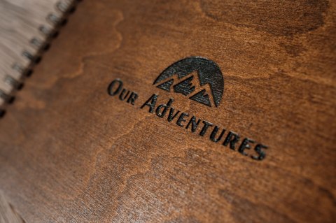 Album Drewniany na Zdjęcia - Adventures – 22x30 cm