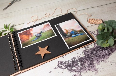 Album Drewniany na Zdjęcia - Adventures – 22x30 cm