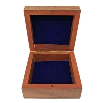 Pudełko Prezentowe Drewniane z Wypraską – 8 x 8 cm