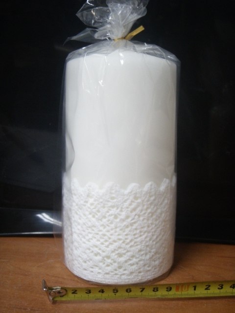 Świeca Dekoracyjna: Biała Finezja (Koronkowy Filar) – 20 x 10 cm