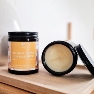 Świeca Sojowa: "TU JEST JAKBY LUKSUSOWO" (Funny Label) – 180 ml