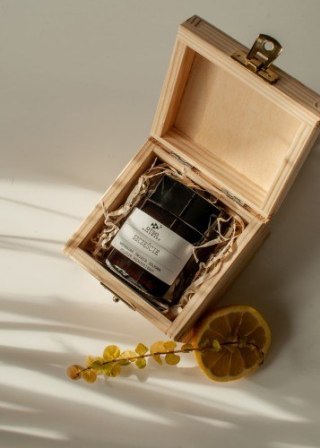 Świeca w Drewnianej Skrzynce z Grawerem (Twój Projekt) - 120 ml