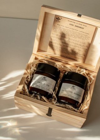 Zestaw 2 Świec w Drewnianej Skrzynce z Grawerem (L)